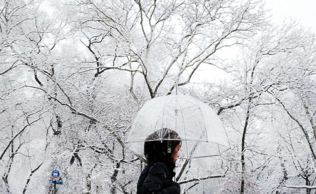 nyc-spring-snow-gty-hb-180402_hpEmbed_13x8_992